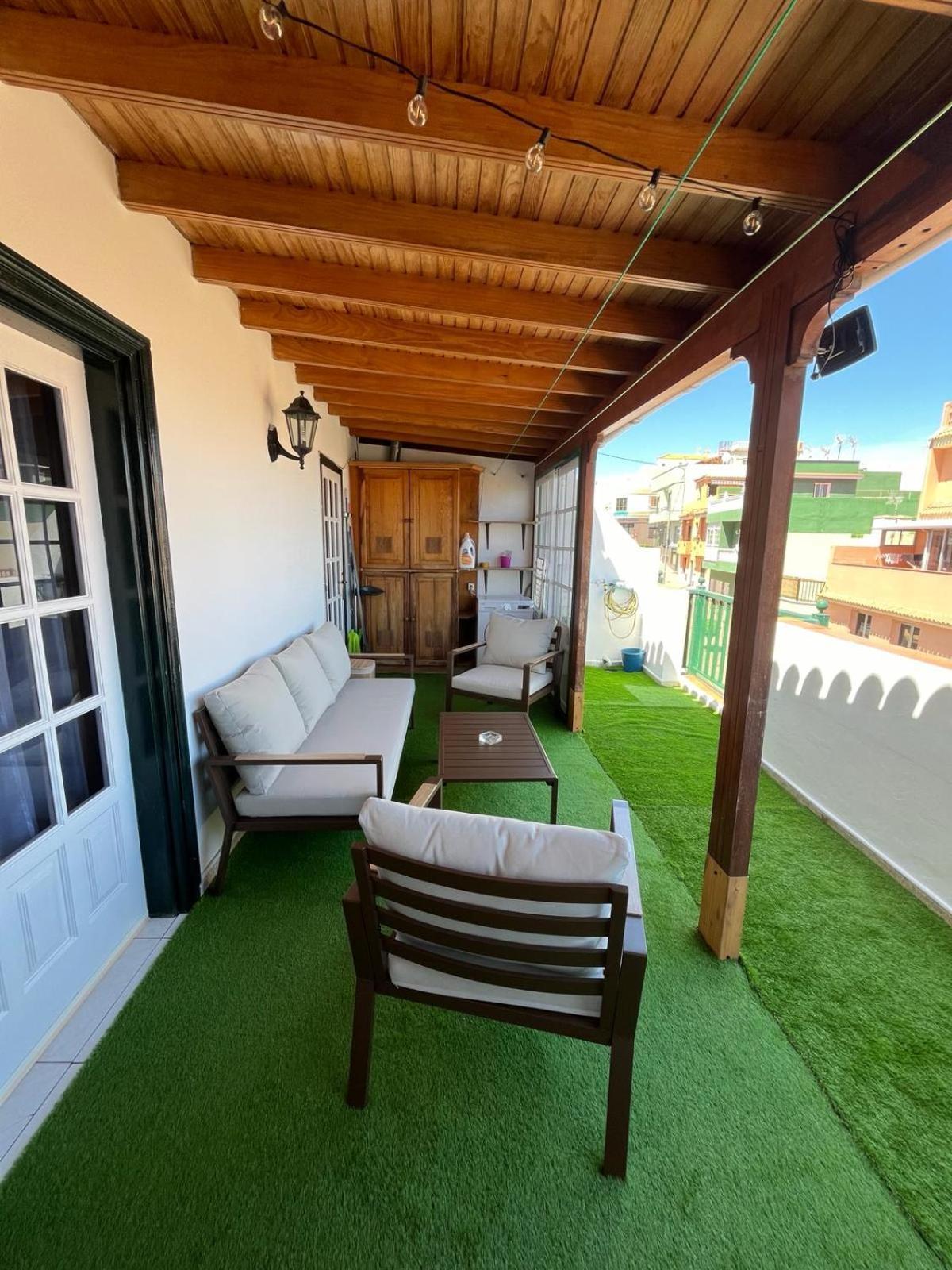 Retro Vintage Toscal Bus Stop 5p Apartment